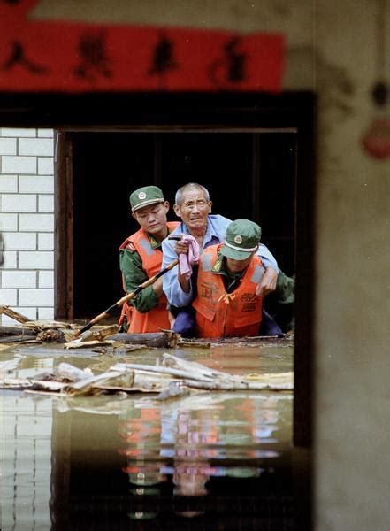 新疆和静遭洪灾 路桥房屋被淹两千余名游客滞留_新浪新闻