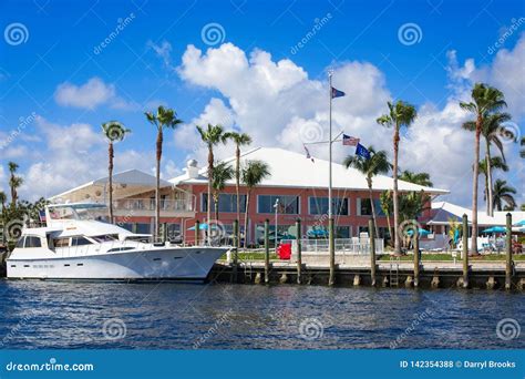 Coral Ridge Yacht Club editorial stock photo. Image of canal - 142354388