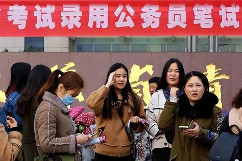 【街头采访】年薪20w在上海算什么水平？新天地版 - YouTube
