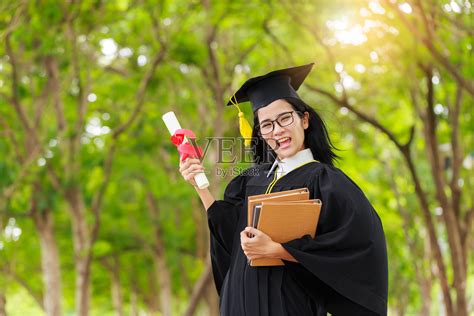 成功毕业的学生戴着学位帽和学位服照片摄影图片_ID:168029295-Veer图库