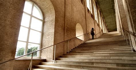 People Walking Up Stairs 的图像结果