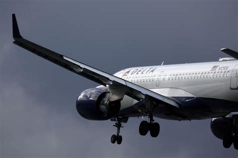 Volo Roma-Boston invaso del fumo, aereo con 294 passeggeri costretto ad ...