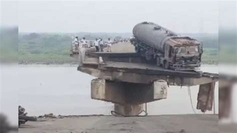 Bridge collapse- ਅਚਾਨਕ ਟੁੱਟਿਆ ਪੁਲ, ਕਈ ਵਾਹਨ ਦਰਿਆ ਵਿਚ ਡਿੱਗੇ, 8 ਮੌਤਾਂ ...