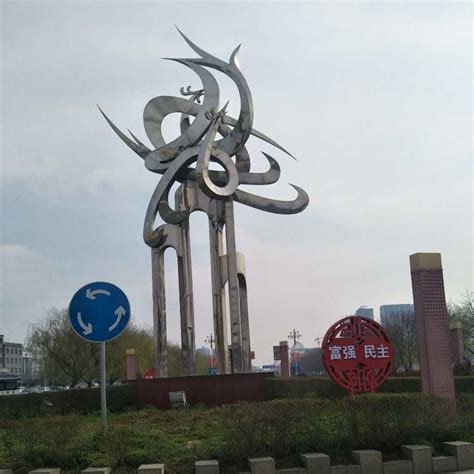 南通师山广场不锈钢灯光雕塑-《莫比乌斯环》-不锈钢雕塑-南京先登雕塑有限公司