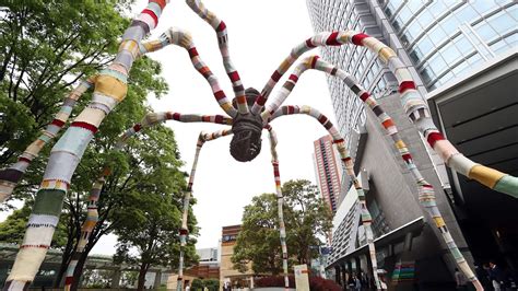 Giant spider sculpture dressed in colorful sweater - CGTN