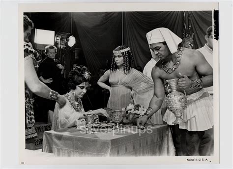 Orig 1962 ELIZABETH TAYLOR – ISABELLE COOLEY Candid on-set… “CLEOPATRA ...