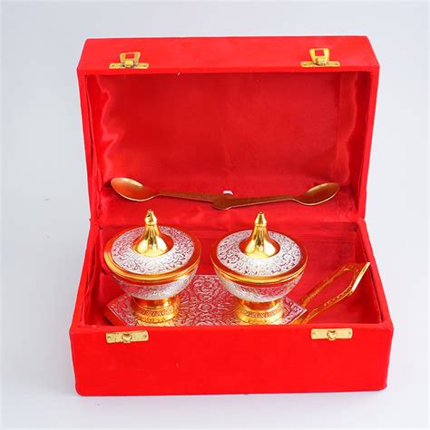 Send Luxurious Rakhi Hamper for Adorable Bro Online | Rakhibazaar.com