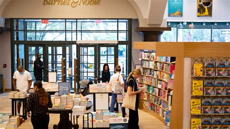 Barnes & Noble Undergoes a Back-to-Basics Redesign - The New York Times