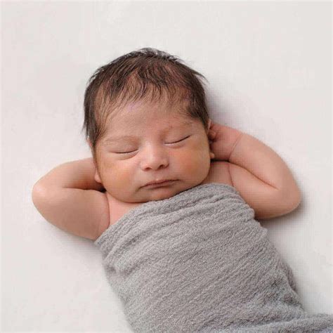 Arms Up Swaddle Technique at Lisa Cunningham blog