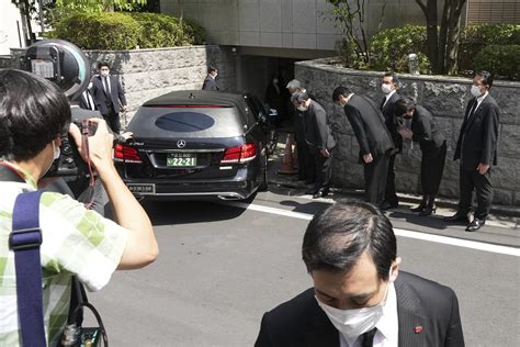 安倍灵柩抵东京后日葬礼 遗孀泣诉: 他再也无法从政 - 国际 - 即时国际