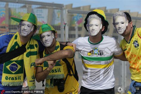 6位球员戴面具踢世界杯赛场照（戴面具踢足球） - 体育 - 奇趣生活