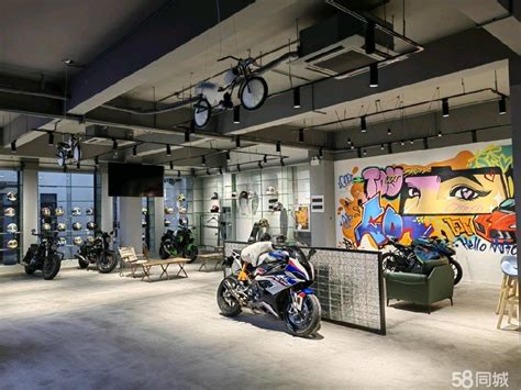 印度新德里-Royal Enfield摩托机车店设计 – 米尚丽零售设计网 MISUNLY- 美好品牌店铺空间发现者