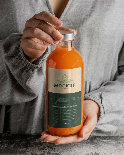 Premium PSD | Clear glass bottle mock-up with healthy fruit juice