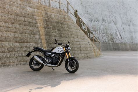 Motorrad Vergleich Triumph Speed 400 2025 vs. Vespa GTS 300 hpe 2020