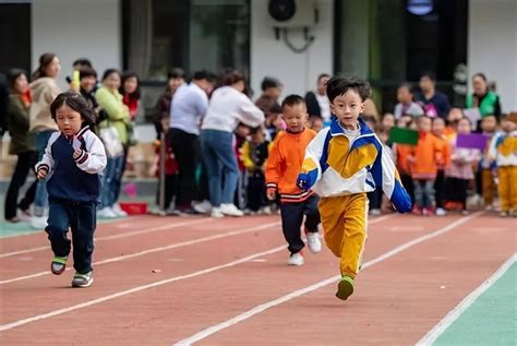 操场上跑步运动的小学生高清图片下载-正版图片500603602-摄图网