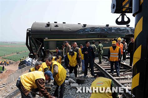 山东两列旅客列车相撞 T195与5034次列车现场[组图]_资讯_凤凰网