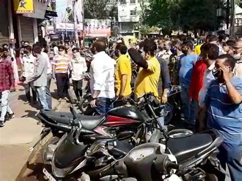 Traders in Vadodara's Rawapura, who were fined Rs 500 from haphazard ...