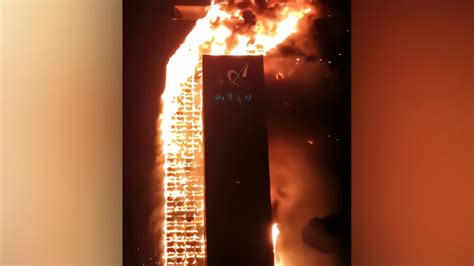 郑州一高层着火 火灾烧毁外墙面积约2000平米 - 现代青年网