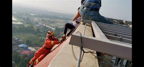益阳一小学生爬上28楼欲轻生，消防员全程托举施救 - 区县动态 - 湖南在线 - 华声在线