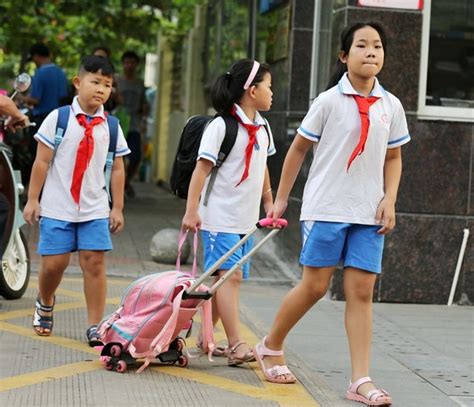 "校服新政"出台一年多 海南学生仍穿"老样式" —海南站—中国教育在线