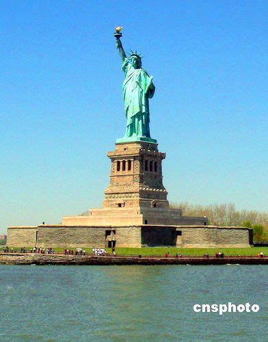 雾霾笼罩纽约 自由女神像被“吞没”：纽约空气质量为世界大都市最差-度小视