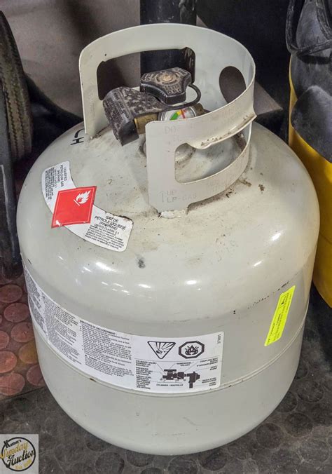 FULL 20LB PROPANE TANK (EXPIRES 2028)