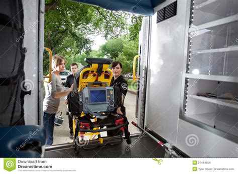 救护车装载患者 库存照片. 图片 包括有 救护车装载患者 - 21444654