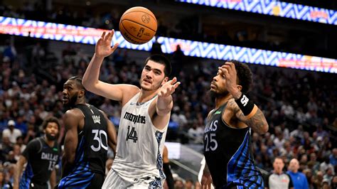 Grizzlies' Zach Edey suffers head injury vs Nikola Jokic, Nuggets