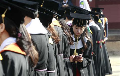 12天、20万元就能拿韩国博士文凭？中国高校教师集体赴韩“补学位”引发关注_新民眼_新民网