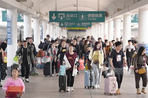 江西南昌：1285名务工人员乘坐“共青团号”列车返乡-视觉江西-大江网首页