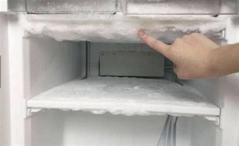 冰箱结冰别敲，用一个空瓶就搞定，五分钟冰块往下掉，太实用了_盐水_方法_瓶盖