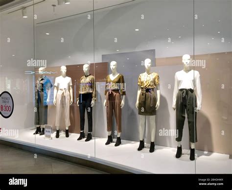 Die bekleideten H&M-Mannequins mit Damenmode und roten und weißen ...