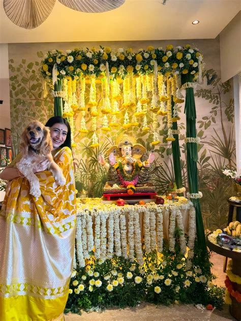 परिवार संग धनश्री ने किया विघ्नहर्ता बप्पा का स्वागत, बनारसी सिल्क ...