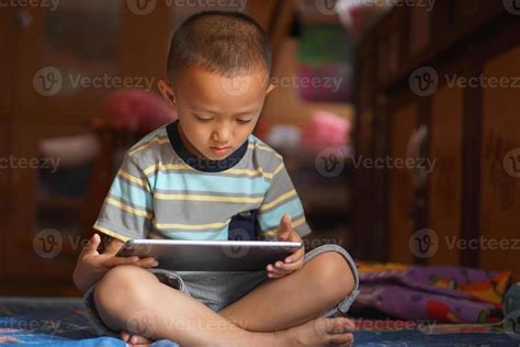 Boy Using Computer 的图像结果