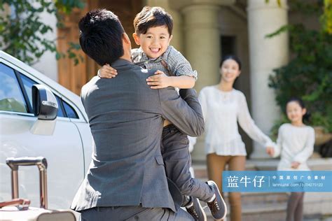 家人迎接男子出差回来-蓝牛仔影像-中国原创广告影像素材