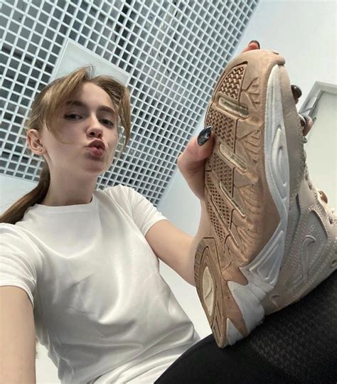 who wants to be my foot slave? | Scrolller