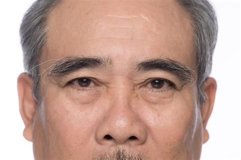 Face of elderly man looking at camera. | Premium Photo