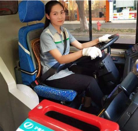 高颜值的公交车女司机，被乘客称为仙女，网友：要去偶遇司机_美女