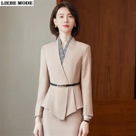 Suit Woman 的图像结果