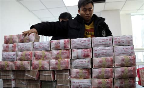 警方帮300多名农民工讨薪 1400余万现金堆一桌-搜狐大视野-搜狐新闻