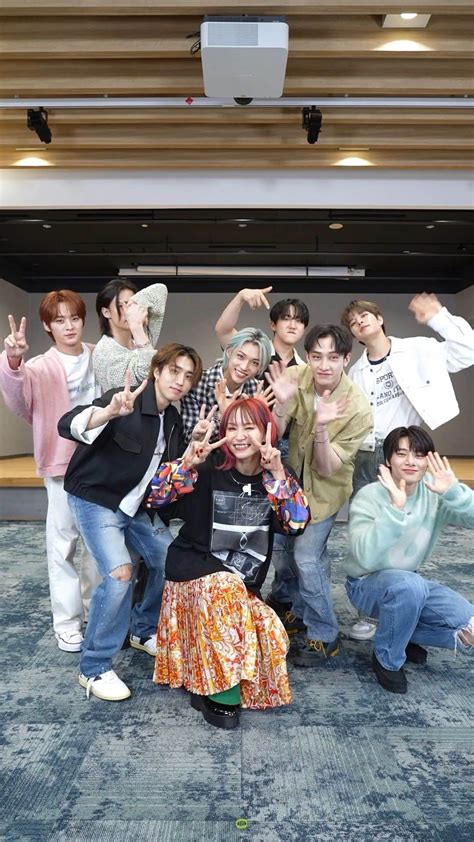 LiSAさんのインスタグラム動画 - (LiSAInstagram)「スキズのみんなと☻ そろそろ私もダンス覚えてきた💃 是非みんなも踊って ...