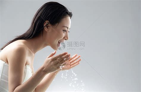 年轻女人洗脸高清图片下载-正版图片507665911-摄图网