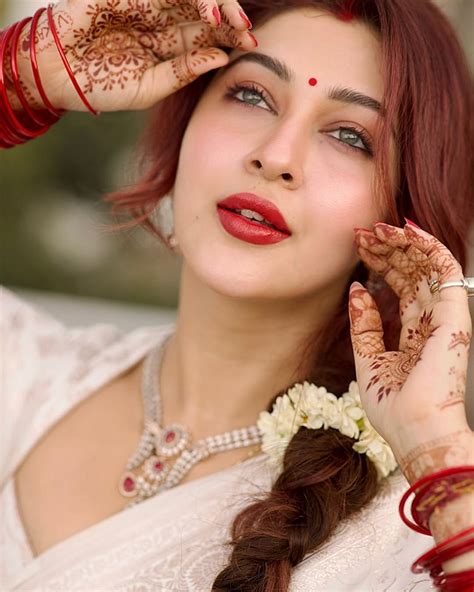 बालों में गजरा, मांग में सिंदूर...चौदवीं का चांद बन टीवी की 'पार्वती ...