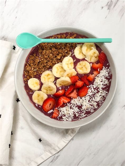 How To Make Your Own (Super Simple) Açaí Bowl at Home - Kozy and Co