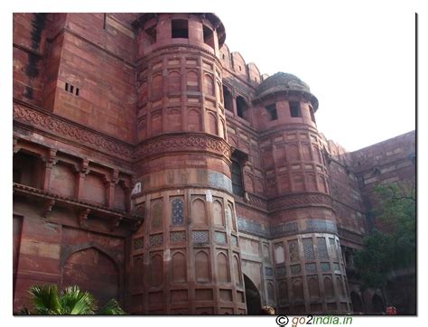 go2india.in : Walls of Agra fort