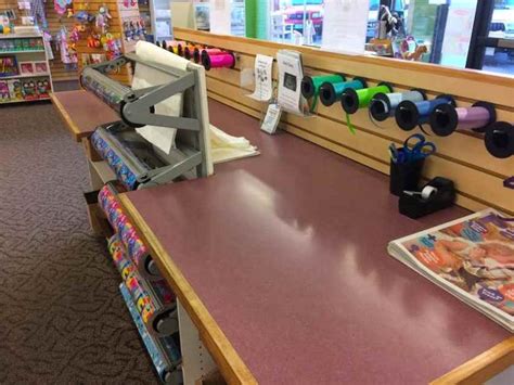 Small Retail Store Design 的图像结果