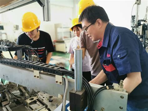 临江林业局贮木场人参加工厂正式开业投产