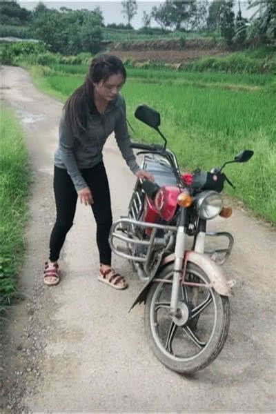 江西一女子骑摩托车载一家七口上街(图) - 泰国中华网