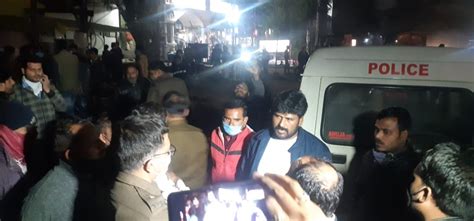 राम मंदिर के पोस्टर फाड़ने पर विवाद, होटल में तोड़फोड़, पथराव ...