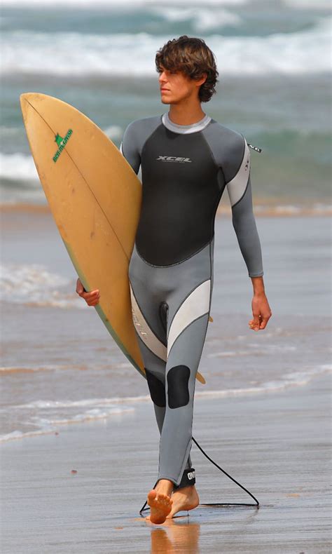 Male Models Surfing 的图像结果